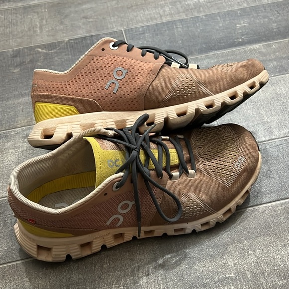 On Clouds Running Shoes - Picture 1 of 9